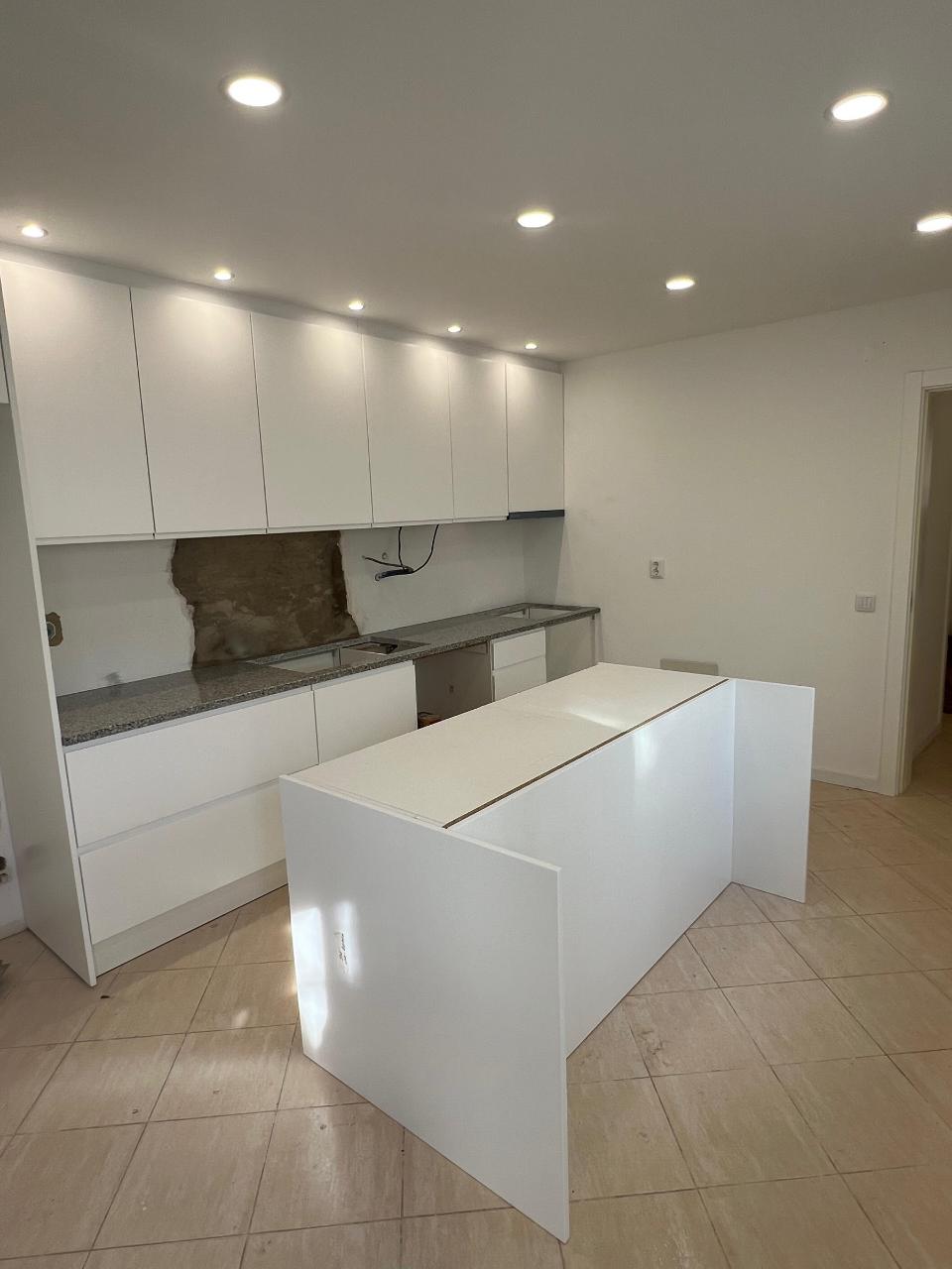 Moradia T3 Renovada no Centro de Parchal - Conforto, Estilo e Localização Privilegiada!