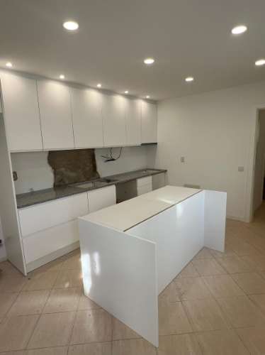 Moradia T3 Renovada no Centro de Parchal - Conforto, Estilo e Localização Privilegiada!