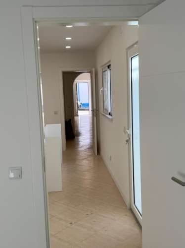 Moradia T3 Renovada no Centro de Parchal - Conforto, Estilo e Localização Privilegiada!