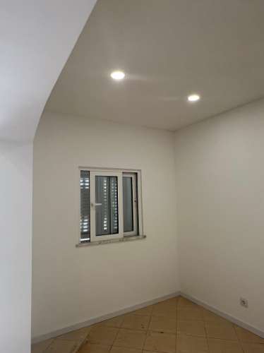 Moradia T3 Renovada no Centro de Parchal - Conforto, Estilo e Localização Privilegiada!