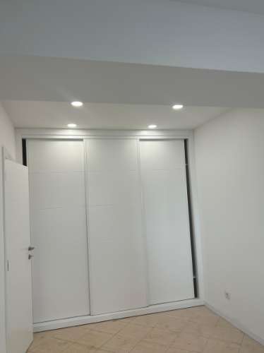 Moradia T3 Renovada no Centro de Parchal - Conforto, Estilo e Localização Privilegiada!