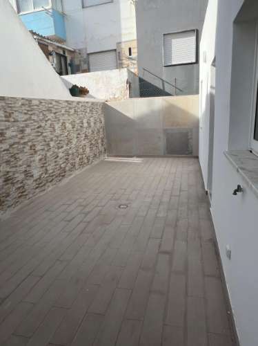 Moradia T3 Renovada no Centro de Parchal - Conforto, Estilo e Localização Privilegiada!