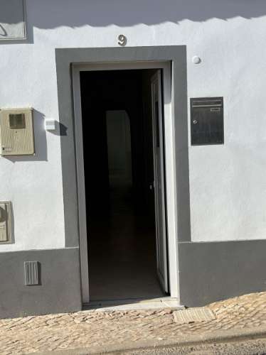 Moradia T3 Renovada no Centro de Parchal - Conforto, Estilo e Localização Privilegiada!