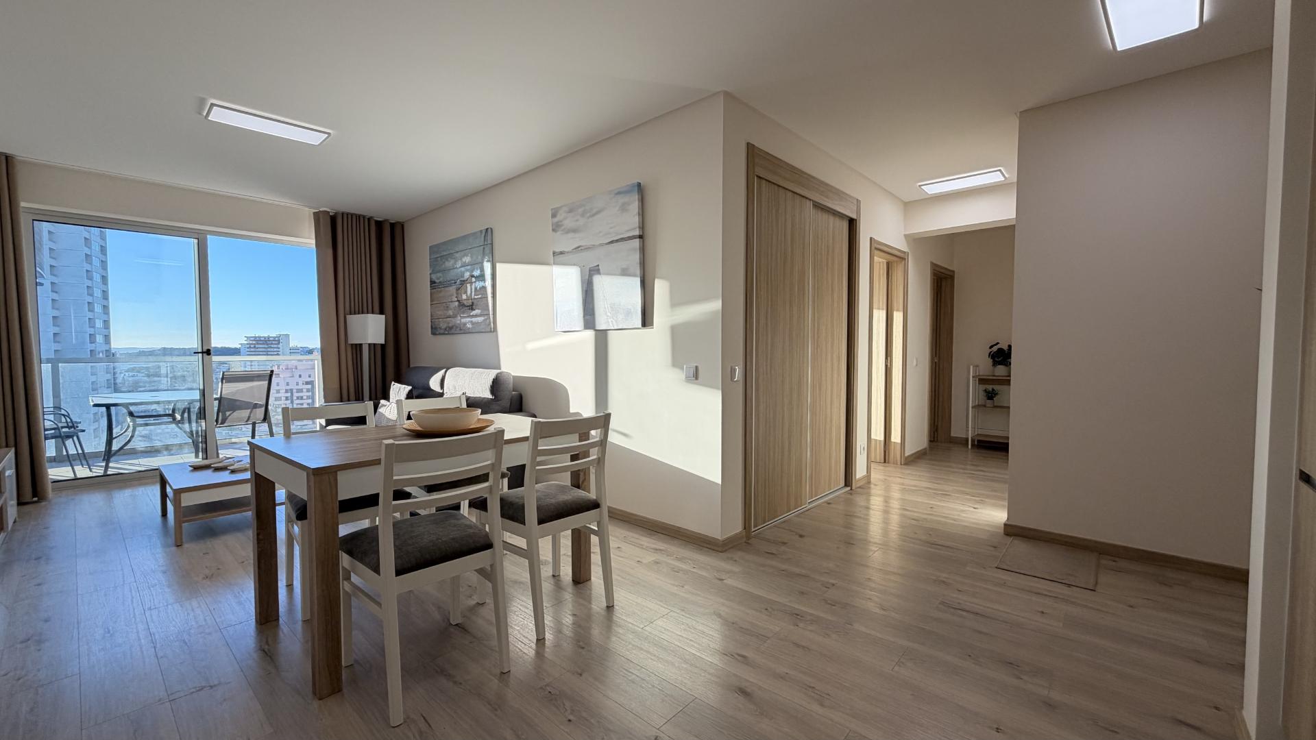 Apartamento T2 na Praia da Rocha - Totalmente Mobilado com Garagem e Piscina