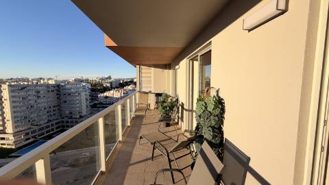 Apartamento T2 na Praia da Rocha - Totalmente Mobilado com Garagem e Piscina