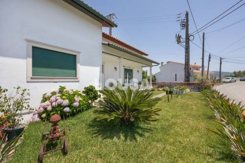 Moradia T3 com terreno na Barreira, Leiria.