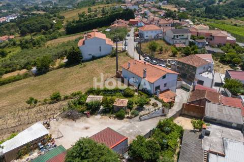 Moradia T3 com terreno na Barreira, Leiria.