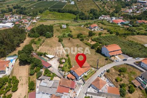 Moradia T3 com terreno na Barreira, Leiria.