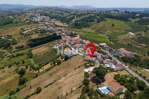 Moradia T3 com terreno na Barreira, Leiria.