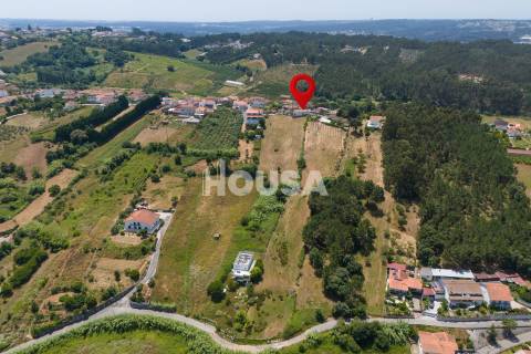Moradia T3 com terreno na Barreira, Leiria.