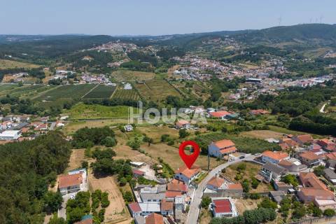 Moradia T3 com terreno na Barreira, Leiria.