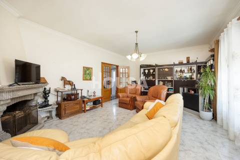 Moradia T3 com terreno na Barreira, Leiria.