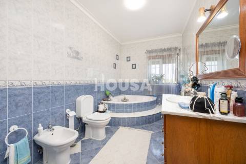 Moradia T3 com terreno na Barreira, Leiria.