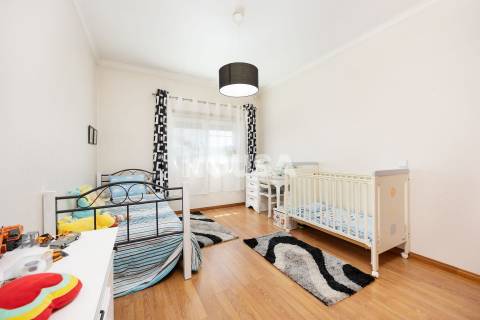 Moradia T3 com terreno na Barreira, Leiria.