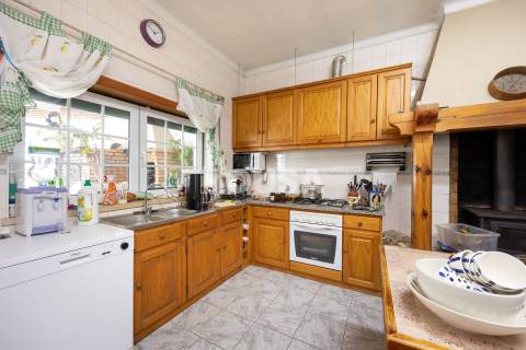 Moradia T3 com terreno na Barreira, Leiria.