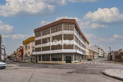 Prédio de 4 Pisos Junto à Estação de Comboios