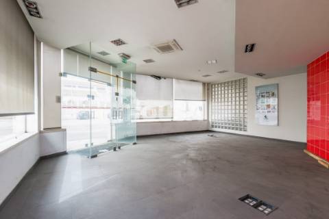 Prédio de 4 Pisos Junto à Estação de Comboios