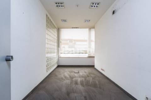 Prédio de 4 Pisos Junto à Estação de Comboios