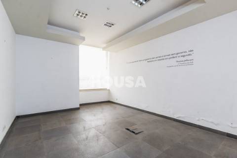 Prédio de 4 Pisos Junto à Estação de Comboios