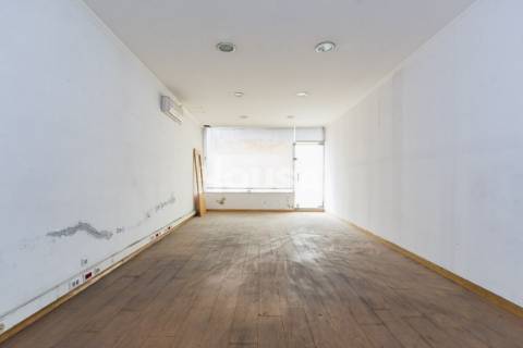 Prédio de 4 Pisos Junto à Estação de Comboios