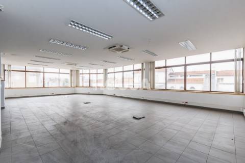 Prédio de 4 Pisos Junto à Estação de Comboios