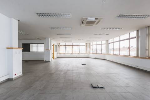 Prédio de 4 Pisos Junto à Estação de Comboios