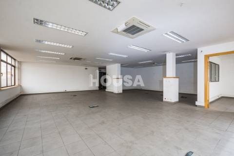 Prédio de 4 Pisos Junto à Estação de Comboios