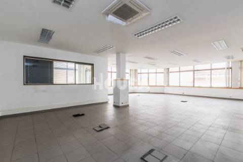 Prédio de 4 Pisos Junto à Estação de Comboios