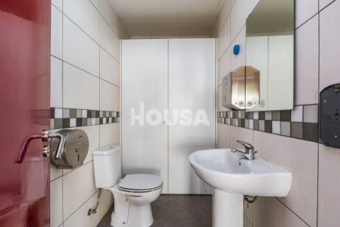 Prédio de 4 Pisos Junto à Estação de Comboios