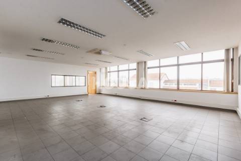 Prédio de 4 Pisos Junto à Estação de Comboios