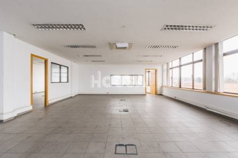 Prédio de 4 Pisos Junto à Estação de Comboios