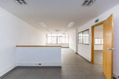 Prédio de 4 Pisos Junto à Estação de Comboios