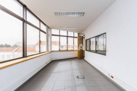 Prédio de 4 Pisos Junto à Estação de Comboios