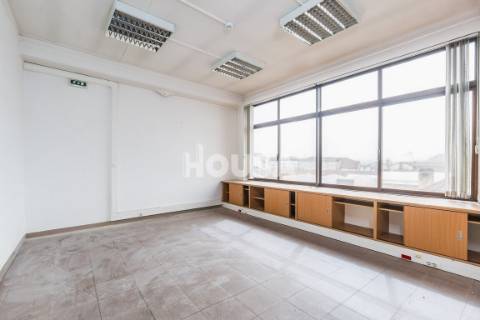 Prédio de 4 Pisos Junto à Estação de Comboios