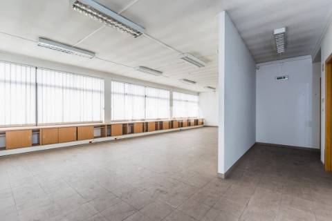 Prédio de 4 Pisos Junto à Estação de Comboios