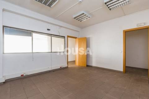 Prédio de 4 Pisos Junto à Estação de Comboios