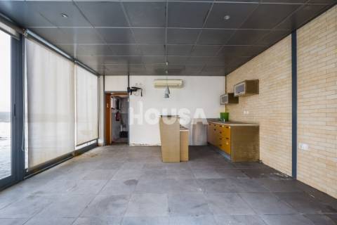 Prédio de 4 Pisos Junto à Estação de Comboios