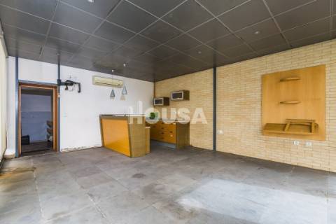 Prédio de 4 Pisos Junto à Estação de Comboios