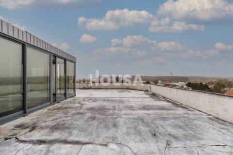 Prédio de 4 Pisos Junto à Estação de Comboios