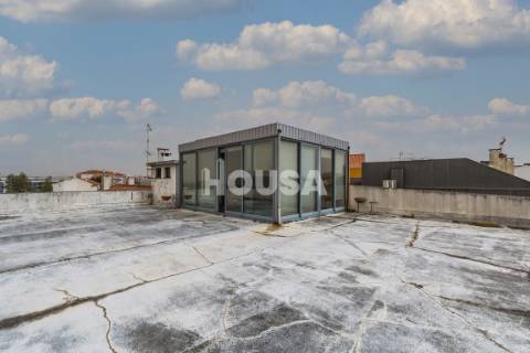 Prédio de 4 Pisos Junto à Estação de Comboios