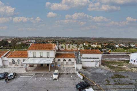 Prédio de 4 Pisos Junto à Estação de Comboios