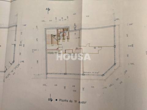 Prédio de 4 Pisos Junto à Estação de Comboios