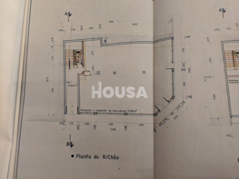 Prédio de 4 Pisos Junto à Estação de Comboios