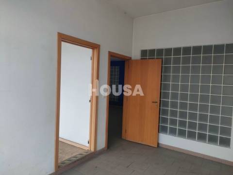 Prédios de 4 Pisos Junto à Estação de Comboios - Leiria