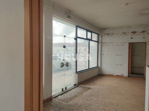 Prédios de 4 Pisos Junto à Estação de Comboios - Leiria