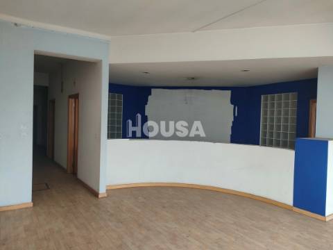 Prédios de 4 Pisos Junto à Estação de Comboios - Leiria