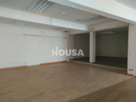 Prédios de 4 Pisos Junto à Estação de Comboios - Leiria