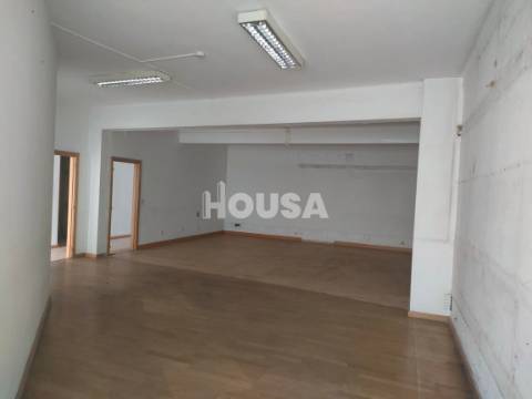 Prédios de 4 Pisos Junto à Estação de Comboios - Leiria