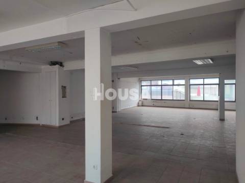 Prédios de 4 Pisos Junto à Estação de Comboios - Leiria