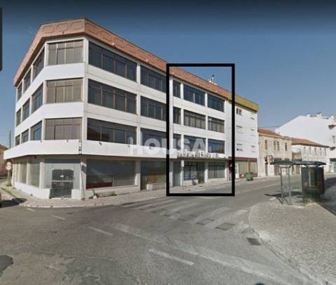 Prédios de 4 Pisos Junto à Estação de Comboios - Leiria